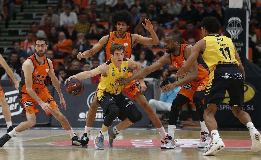 Richotti trata de controlar ante la presencia de Thomas