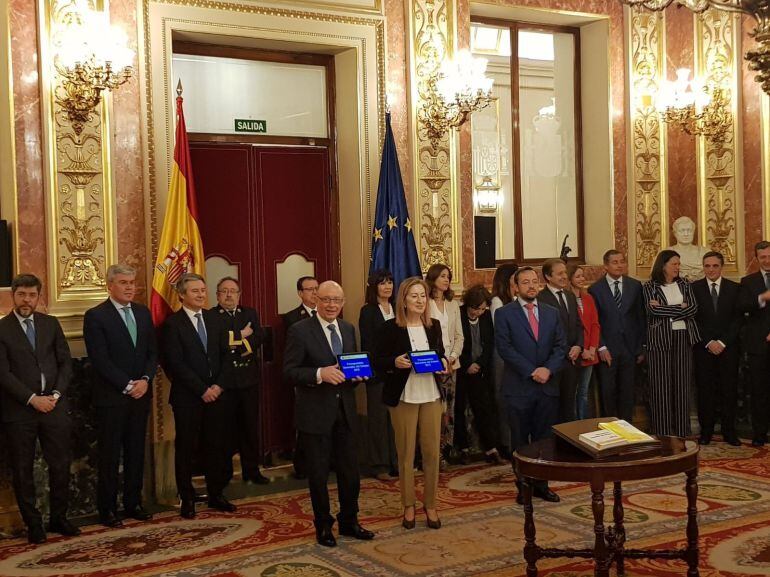 Montoro, entrega los PGE de 2018 en el Congreso