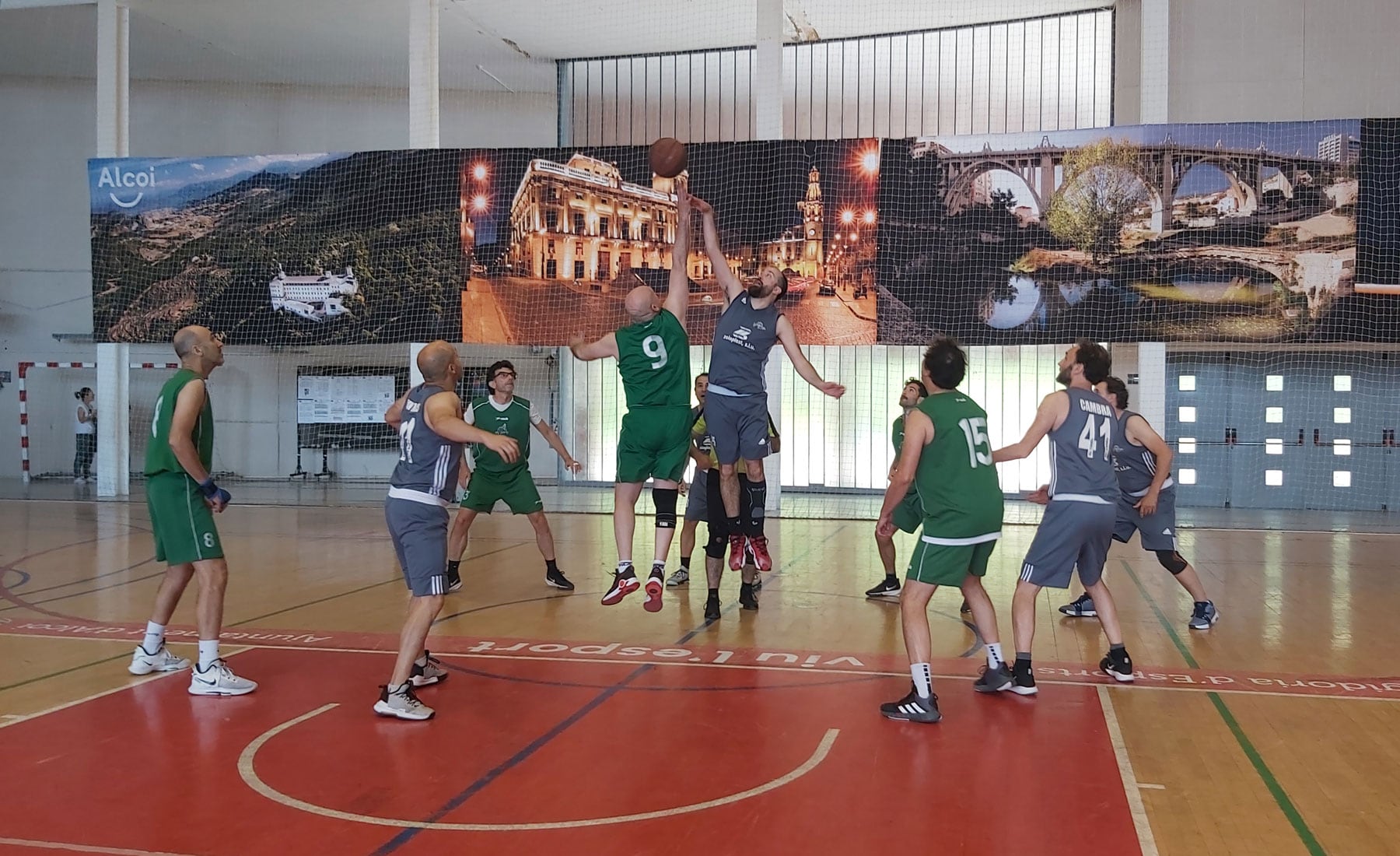 Salto inicial de la final entre el Font Roja y Els Ponts Albaida