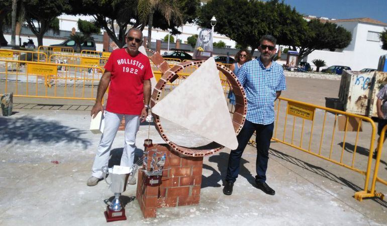 Natividad (i) y José María Pozo Galán posan con la escultura que les hizo ganar el concurso