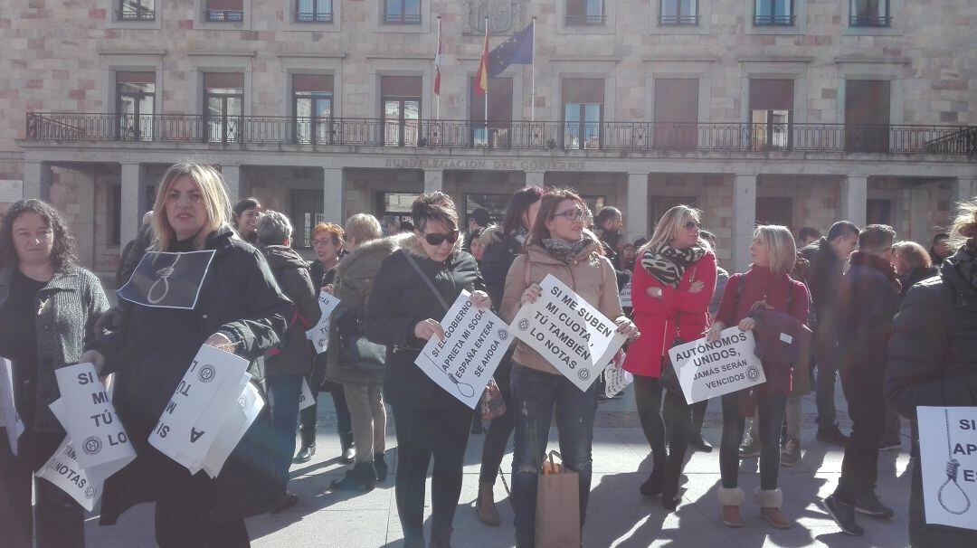 Concentración de los trabajadores autonómos en la Plaza de la Constitución