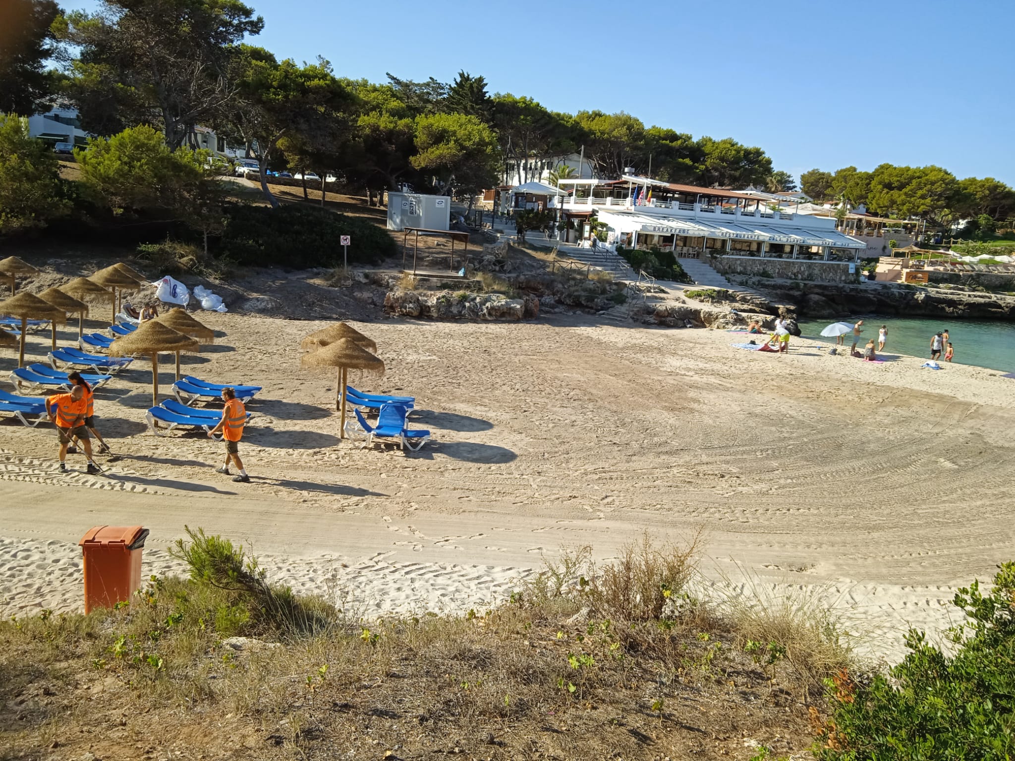 La platja ofereix aquest aspecte després de les actuacions del Servei de Neteja i de l'Ajuntament.