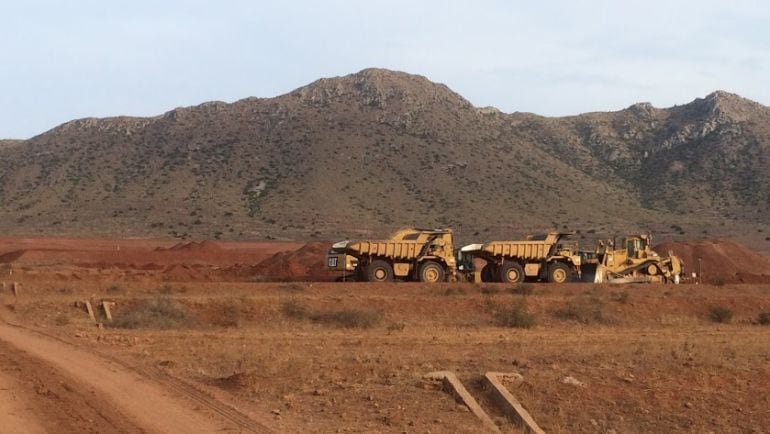 Fotografía de las máquinas trabajando en la explanación de El Cambronero facilitada por el GEM.