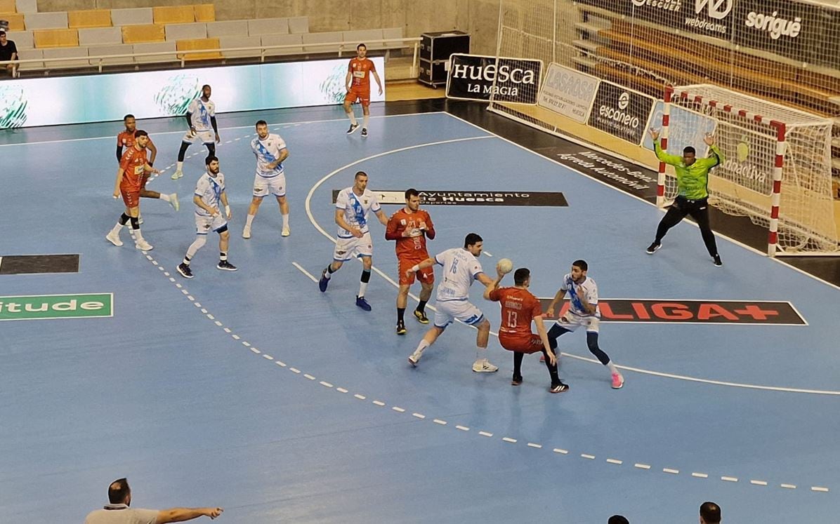 Partido de Asobal entre Bada Huesca y Cangas en el Palacio de los Deportes