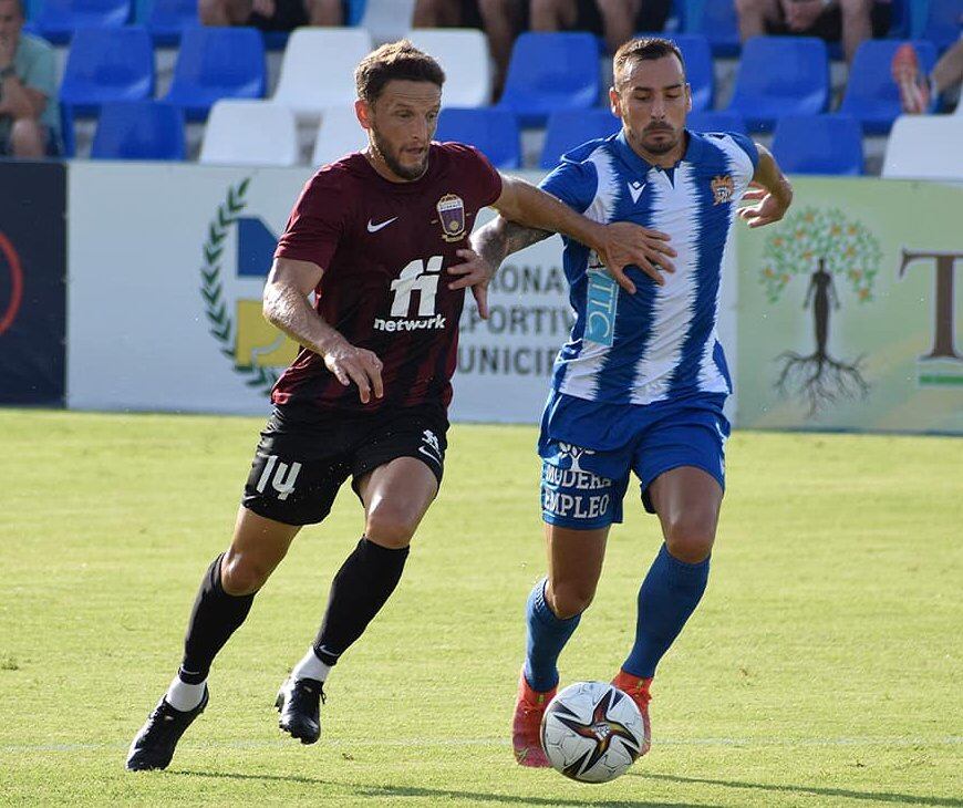 Miguel Núñez pelea el balón con un futbolista del Águilas