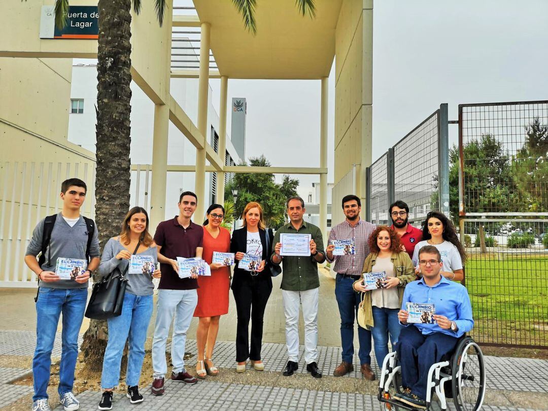 Representantes del Partido Popular a las puertas del Campus de Jerez