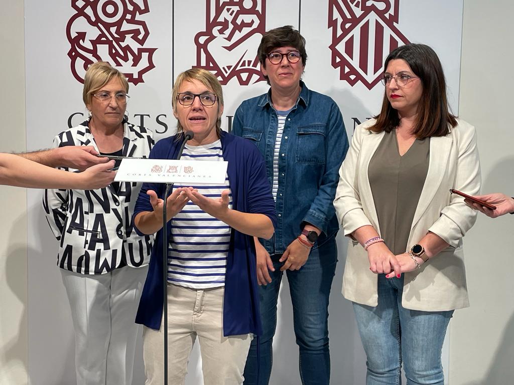 Ana Barceló, Papi Robles, Pilar Lima y Estefania Blanes escenifican el acuerdo alcanzado sobre el Decreto Ley de las renovables. Fuente: gabinete Compromis