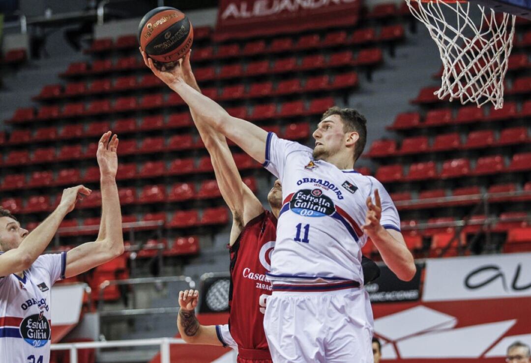 Birutis, pívot del Obradoiro, pelea por un rebote en el partido ante Zaragoza