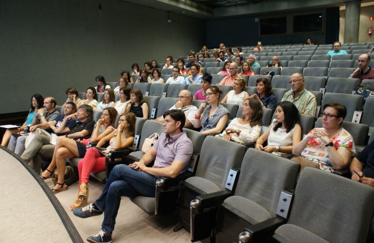 Trabajadores municipales en el salón de actos de la Diputación Provincial