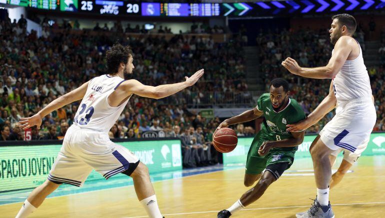 Llull y Felipe Reyes defienden una acción de Kyle Fogg