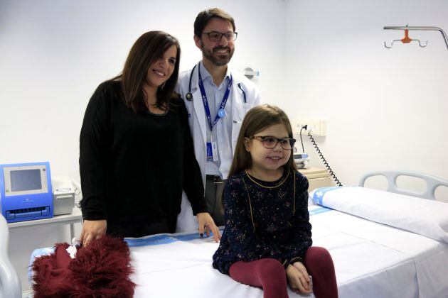 Íria, junto a su madre, Judith, y el doctor Jesús Quintero.