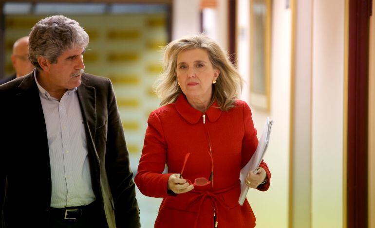 La delegada del Gobierno en Castilla y León, María José Salgueiro; junto al jefe de prensa de la Delegación, Arturo Pinto