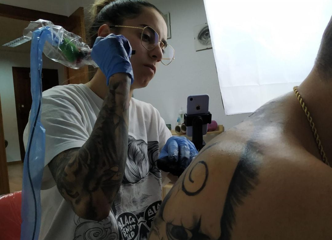 MJ Tatoo, en plena acción en su estudio de Puertollano