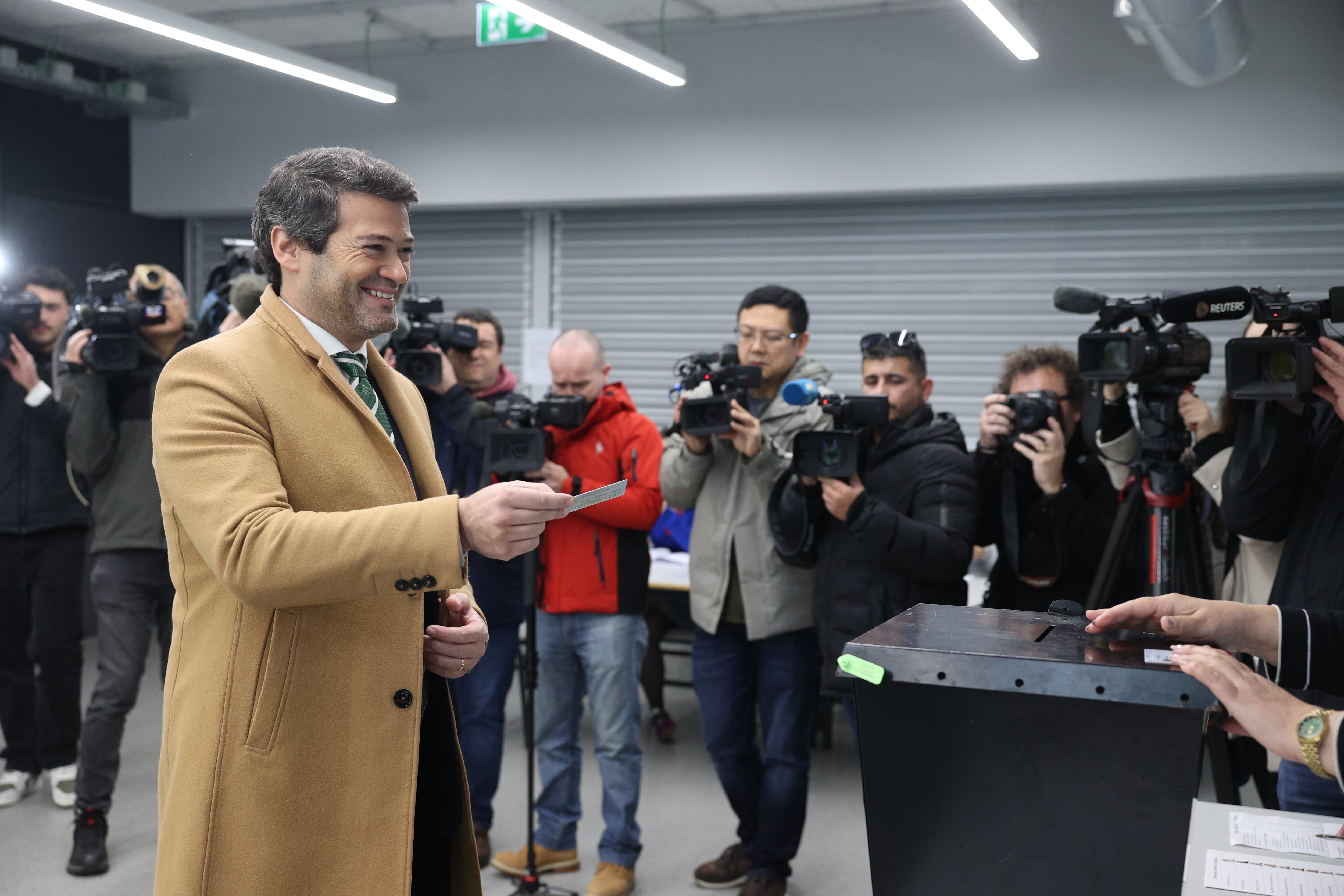El candidato a la presidencia de Portugal, el ultraderechista André Ventura, uno de los favoritos en los comicios, vota en uno de los colegios electorales este domingo.