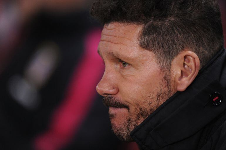 Diego Pablo Simeone, pensativo durante el derbi