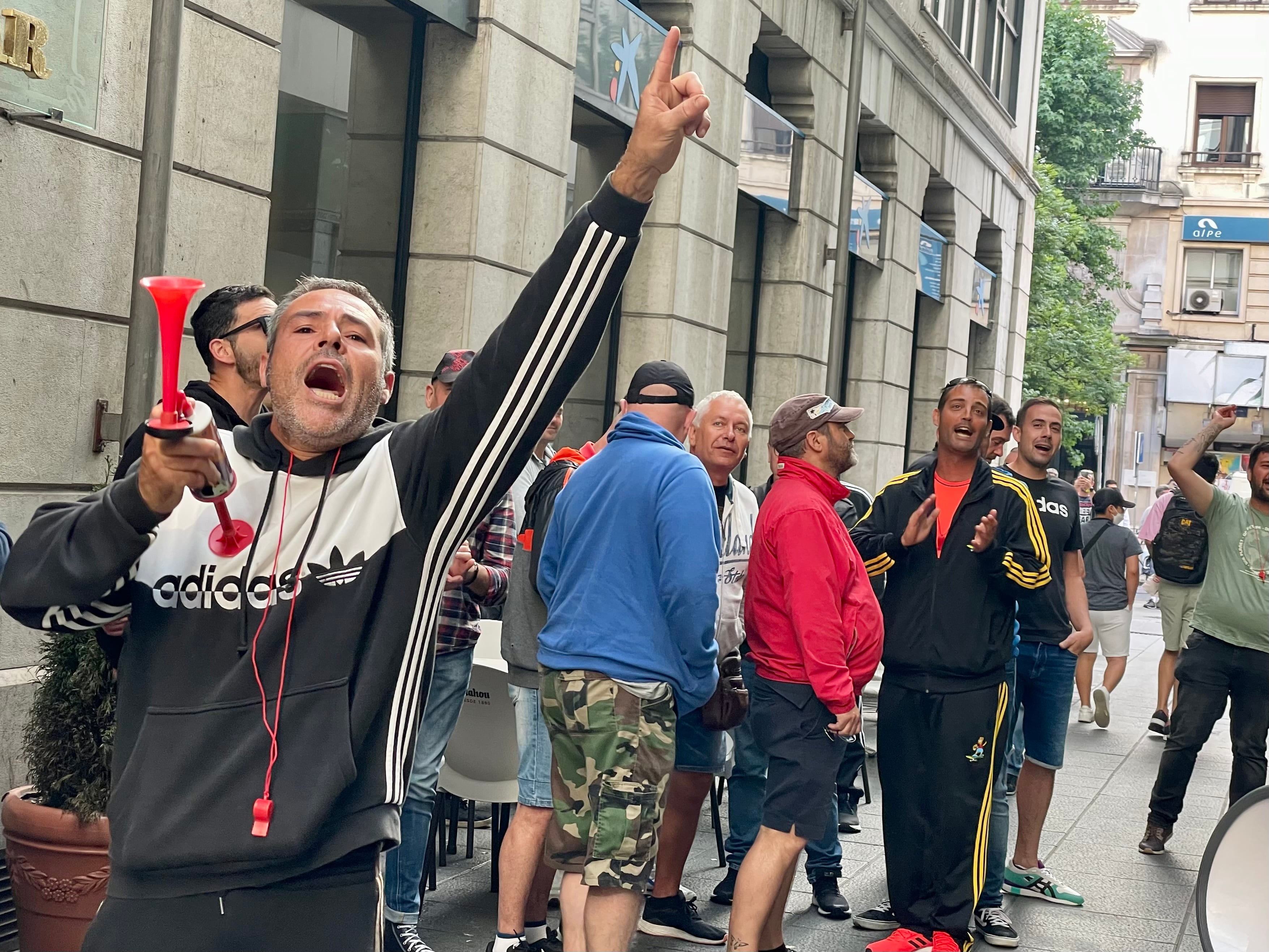 SANTANDER, 10/06/2022.- Un manifestante a las puertas del Orecla, en la tercera jornada de mediación para negociar un nuevo convenio colectivo para el sector del metal en Cantabria, que suma hoy su novena jornada. EFE/Pablo Ayerbe
