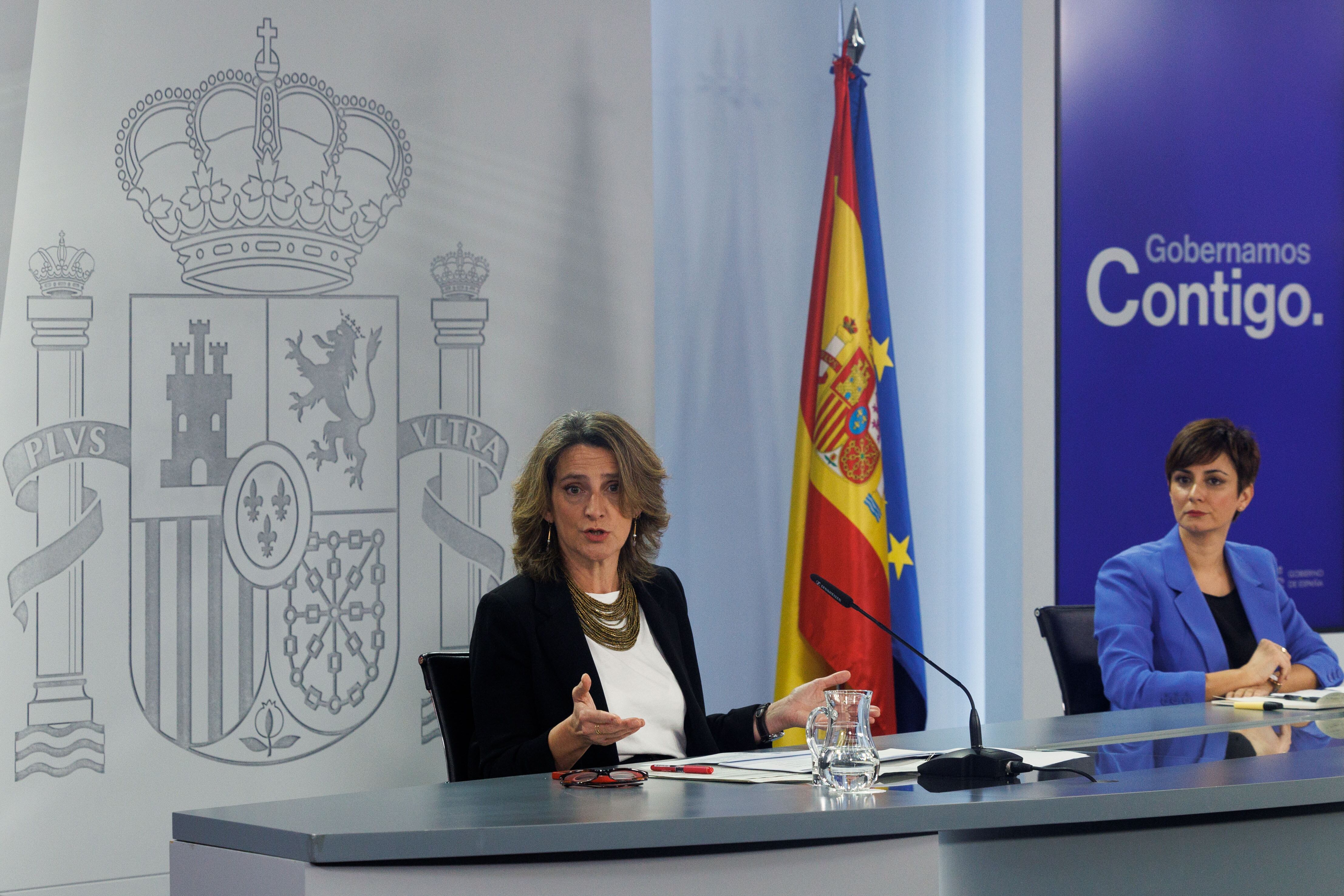 MADRID, 24/01/2023.- La portavoz del Gobierno, Isabel Rodriguez (d), y la vicepresidenta tercera y ministra de Transinción Ecológica, Teresa Ribera, durante la rueda de prensa posterior al Consejo de Ministros este martes en el Palacio de la Moncloa. EFE/Sergio Pérez
