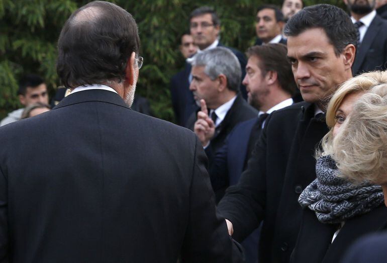 El presidente del Gobierno, Mariano Rajoy, saluda al secretario general del PSOE, Pedro Sánchez (d), durante el funeral de Estado por los policías fallecidos en el atentado talibán 