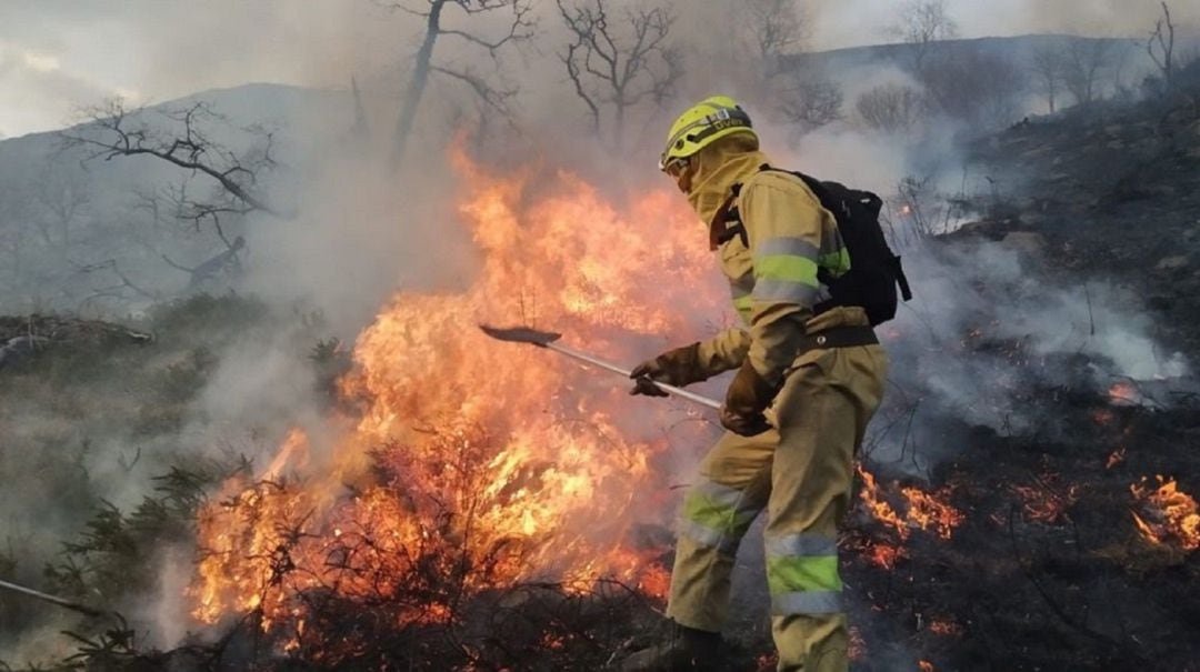 Archivo - Trabajador apagando un fuego. 