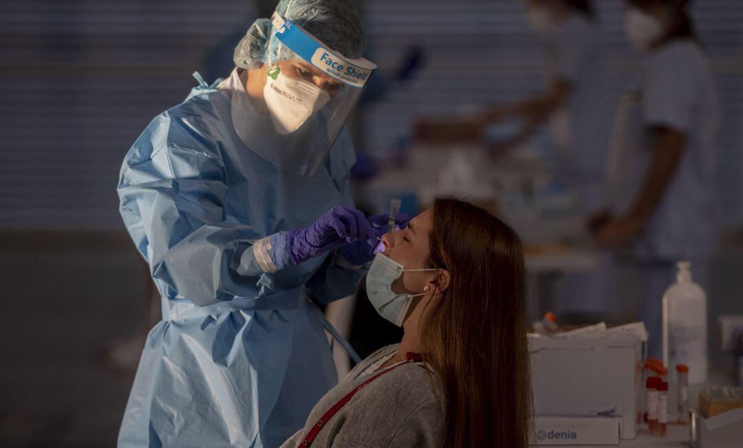 Una sanitaria realizando una PCR.