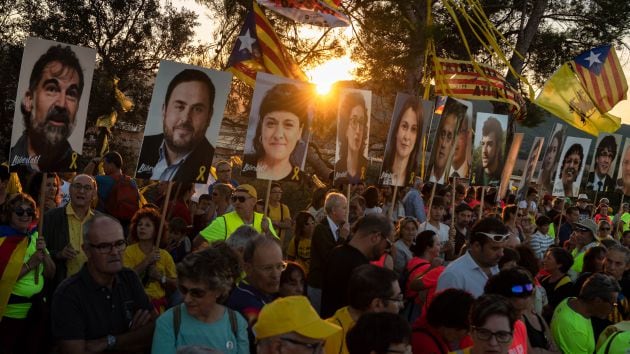 Manifestantes con pancartas con las caras de los encarcelados