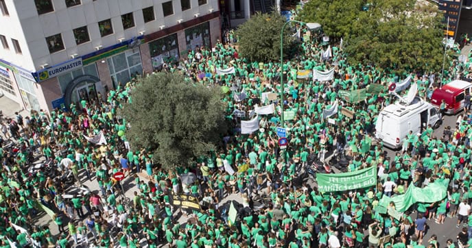 Miles de personas se manifiestan en Baleares en apoyo a la huelga indefinida de docentes.