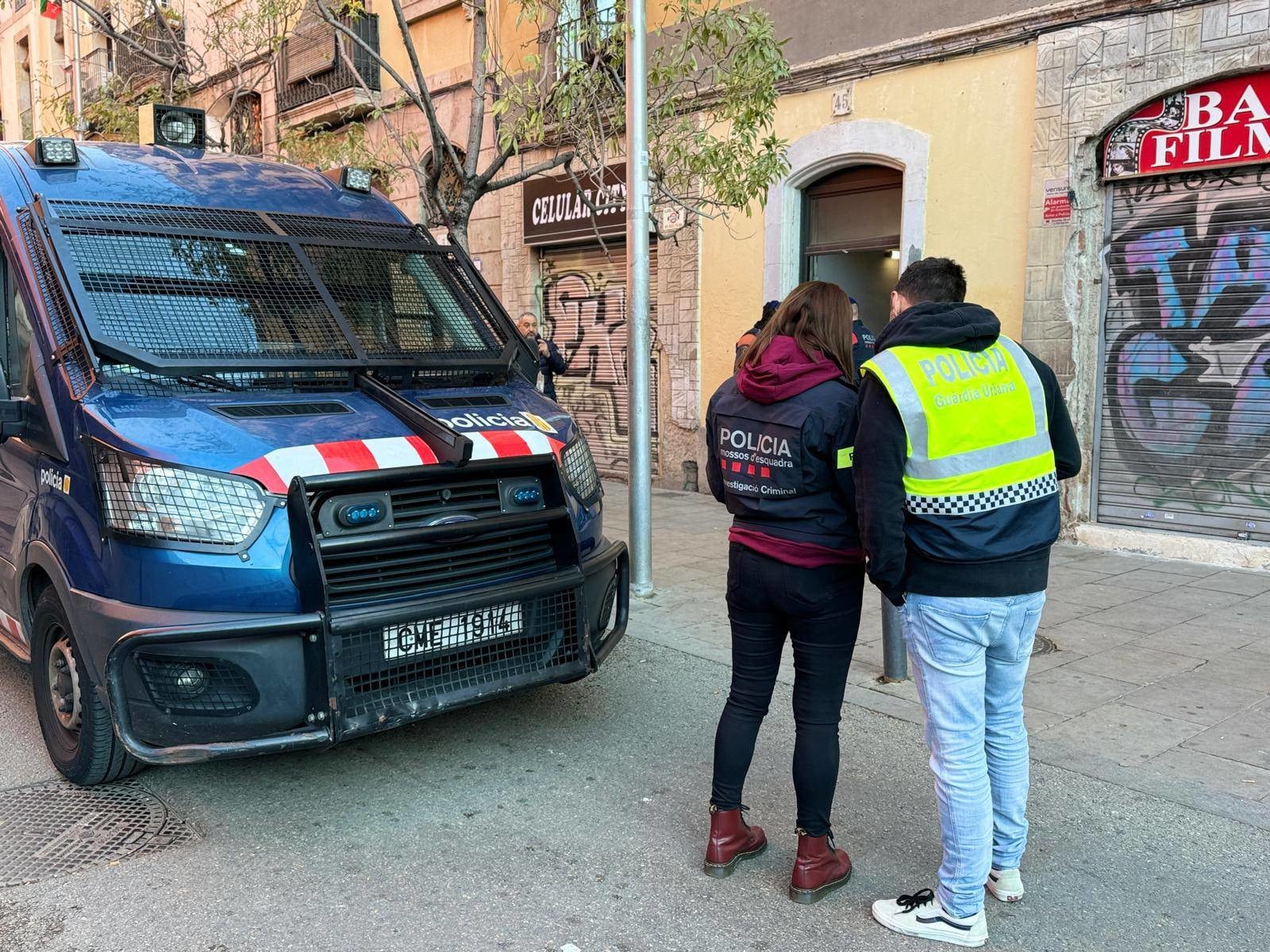 Efectius dels Mossos i la Guàrdia urbana en el dispositiu al Raval