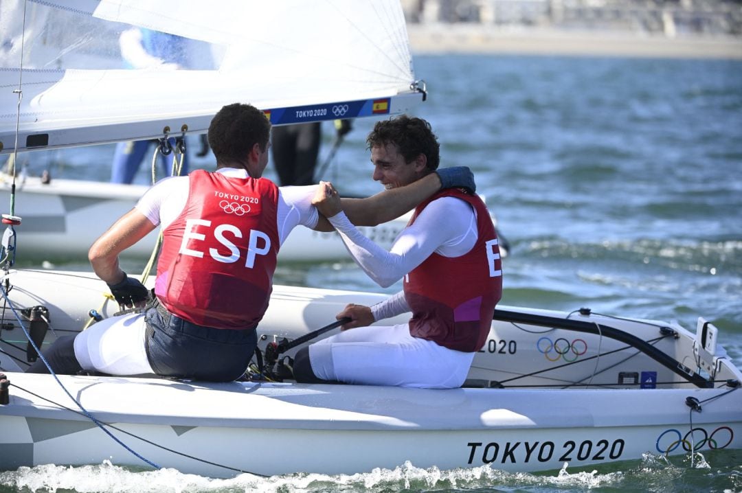 Jordi Xammar y Nico Rodríguez celebran su bronce olímpico