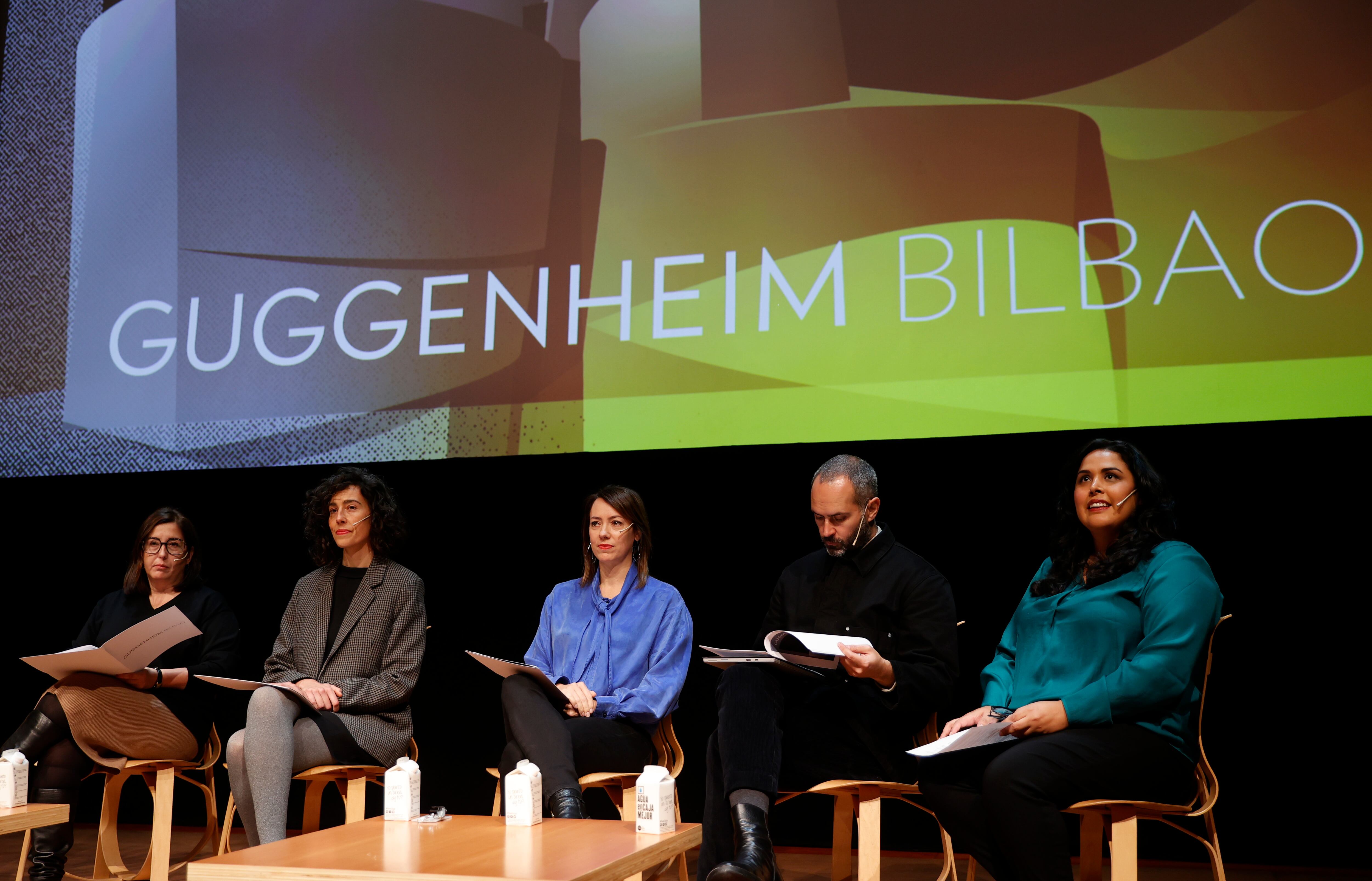 El equipo curatorial del Museo Guggenheim de Bilbao, Marta Blàvia, Lucía Agirre, Leka Hileman, Manuel Cicauqui y Geaninne Gutiérrez-Guimaráes, (i a d) en la conferencia de prensa donde han presentado las siete exposiciones temporales programadas por el Museo para 2023. EFE/Luis Tejido