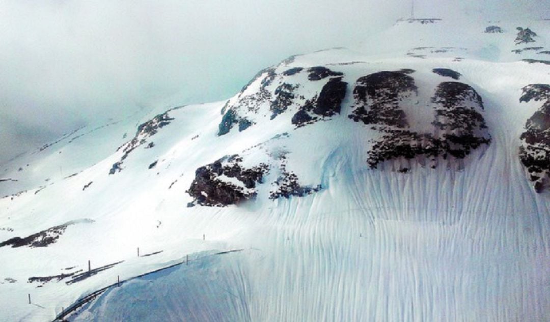 La estación militar del Picón del Fraile cubierta de nieve.