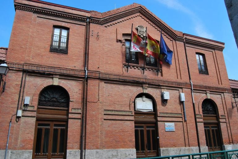 No se permite a los padres y madres de alumnos aparcar cuando sus hijos van al colegio ubicado en Palencia