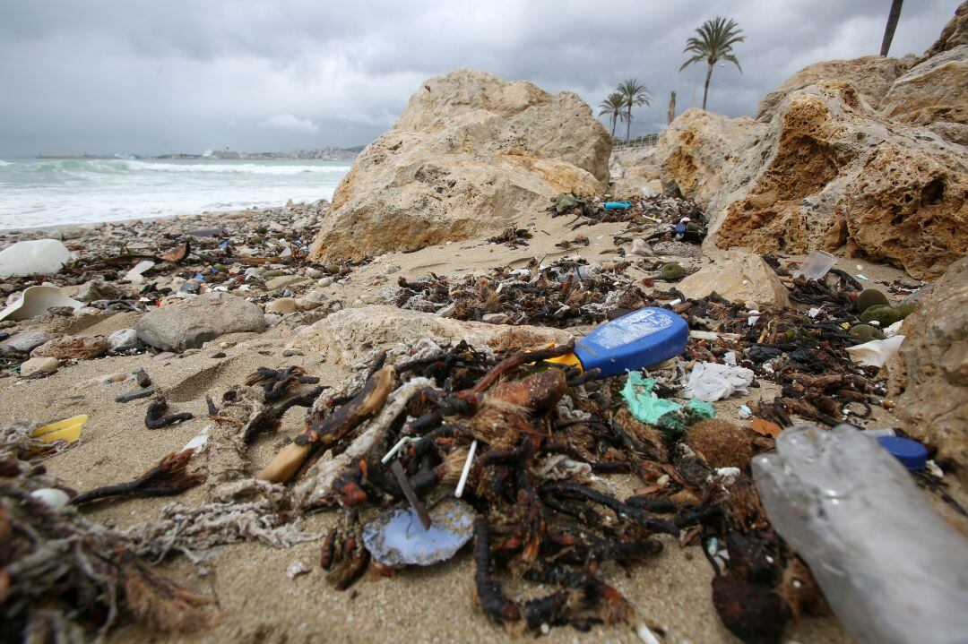 Suciedad acumulada en una playa española.