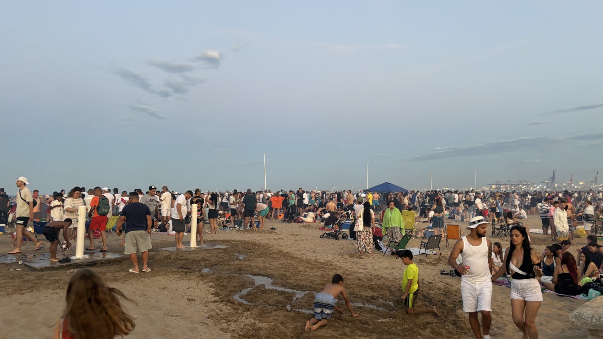 Celebración de la noche de San Juan en la playa de la Malvarrosa en València