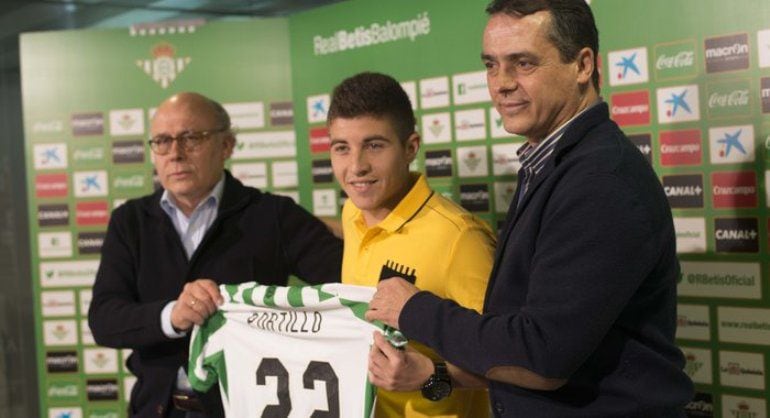 Portillo, en su presentación, entre el presidente, Juan Carlos Ollero, y el Director Deportivo, Alexis