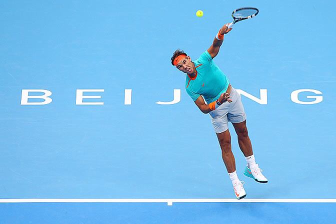 Nadal saca en el torneo de Pekín