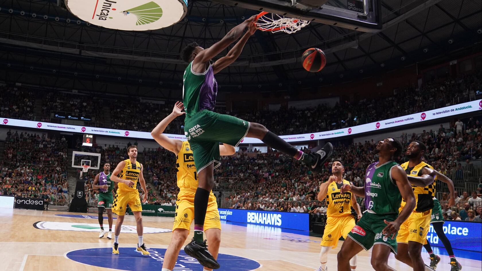 El Unicaja destrozó al Lenovo Tenerife en el primer partido de la Liga Endesa