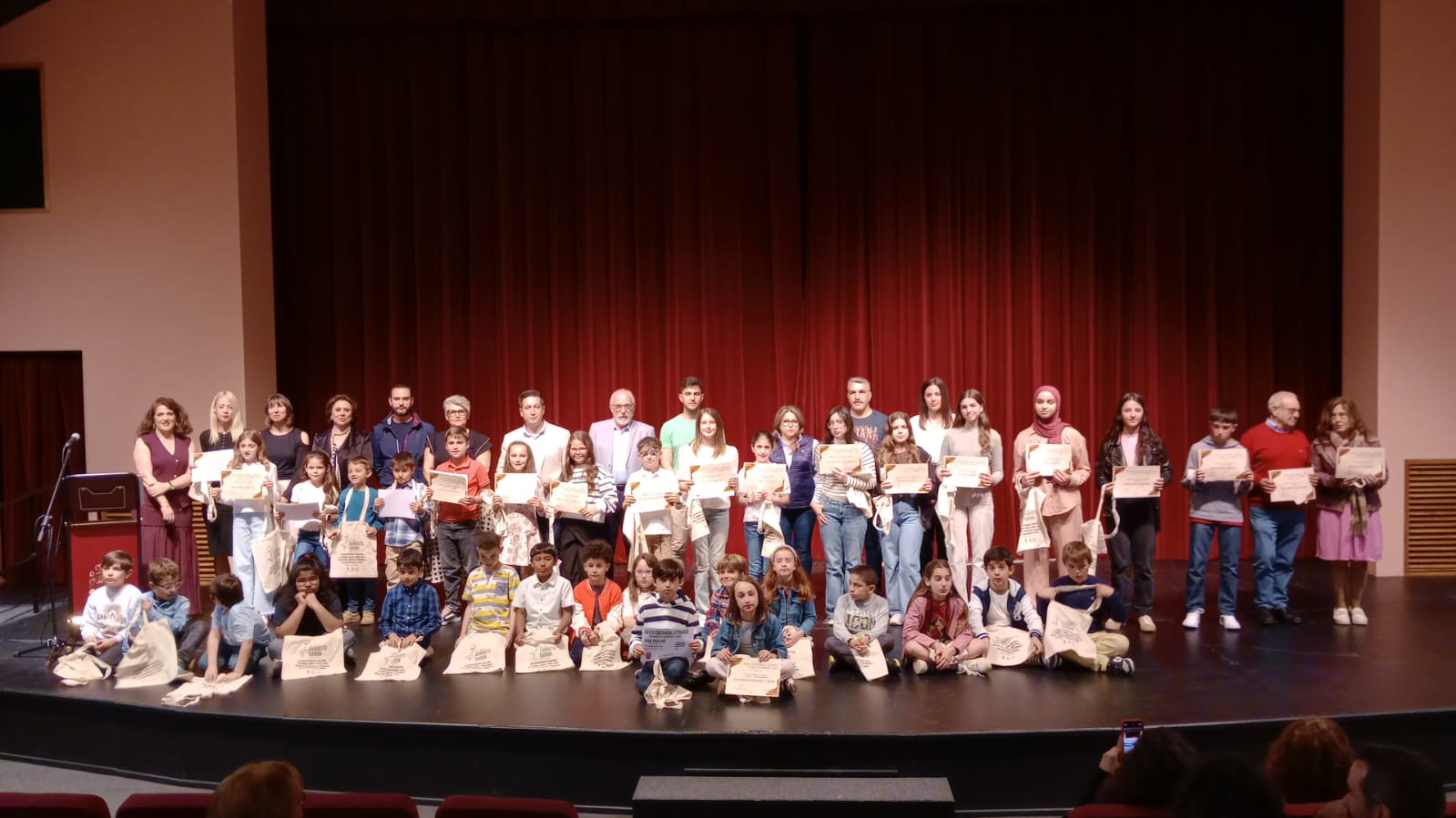 Entrega premios. Archivo