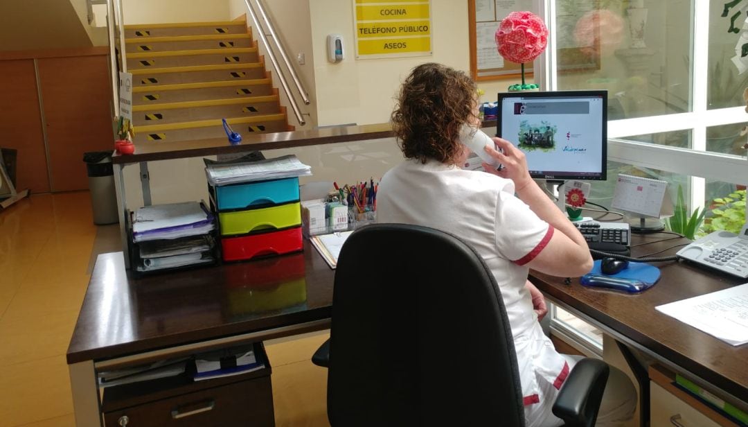 Imagen de archivo de una de las trabajadoras del centro de mayores 'El Lucero' de Valdepeñas (Ciudad Real) 