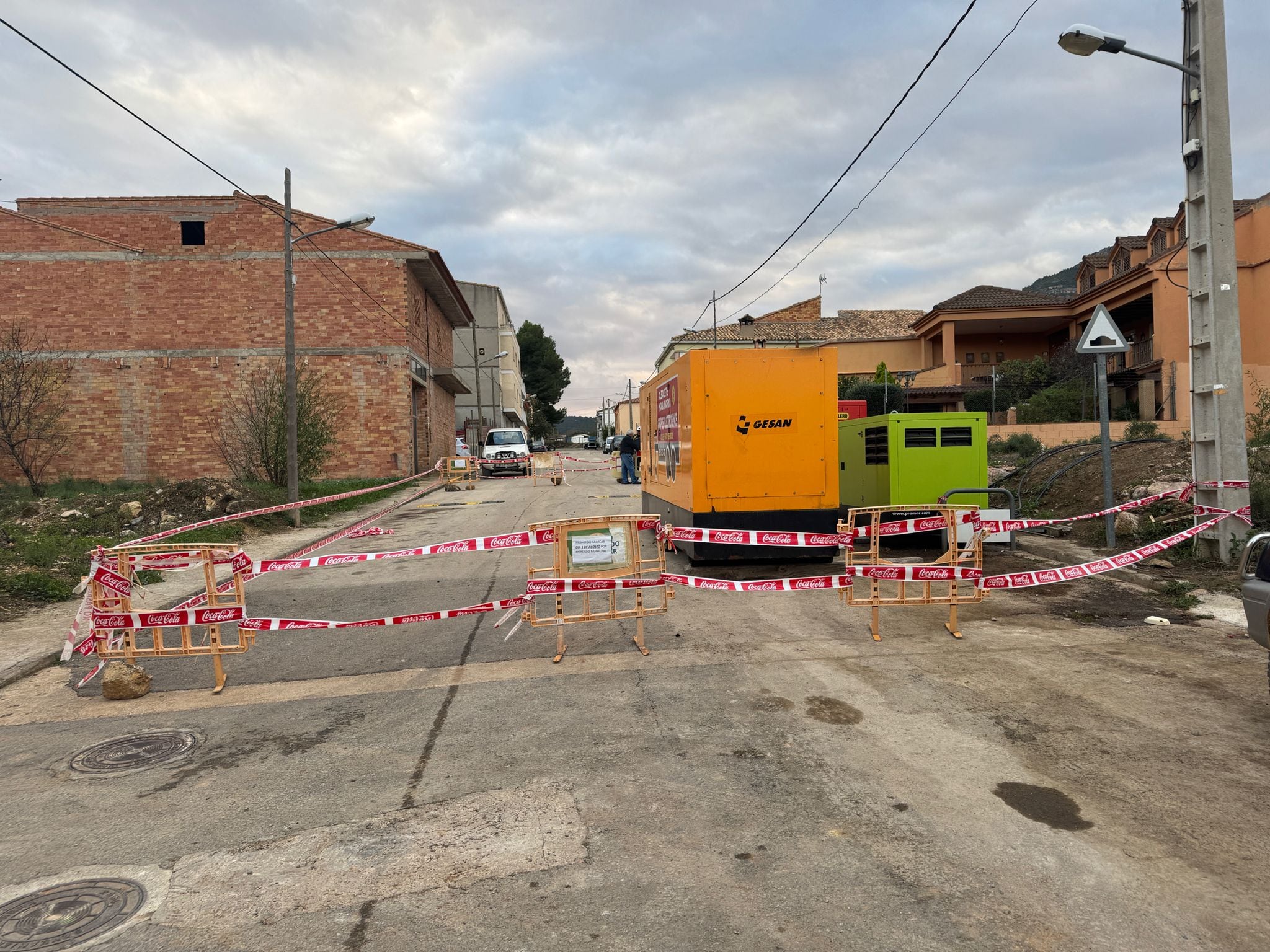 Generadores eléctricos funcionando en Chera tras el paso de la DANA.