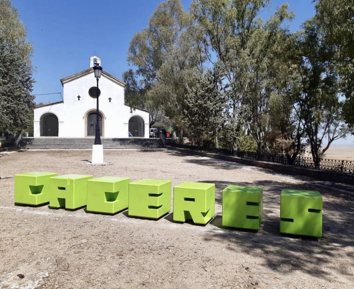 Letras verdes de Cáceres colocadas en el Paseo Alto