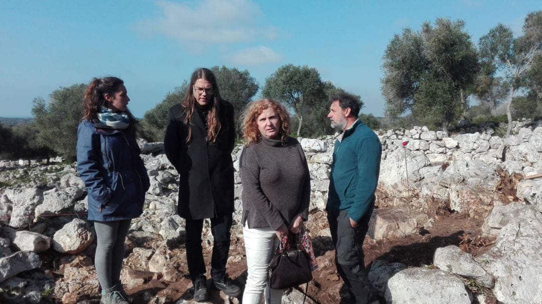 Los codirectores de la excavación, Julia García y Luis Cobos, junto al director insular Antoni Ferrer y la concejal Isabel Rodríguez presentaron los hallazgos en Torre d&#039;en Galmés.