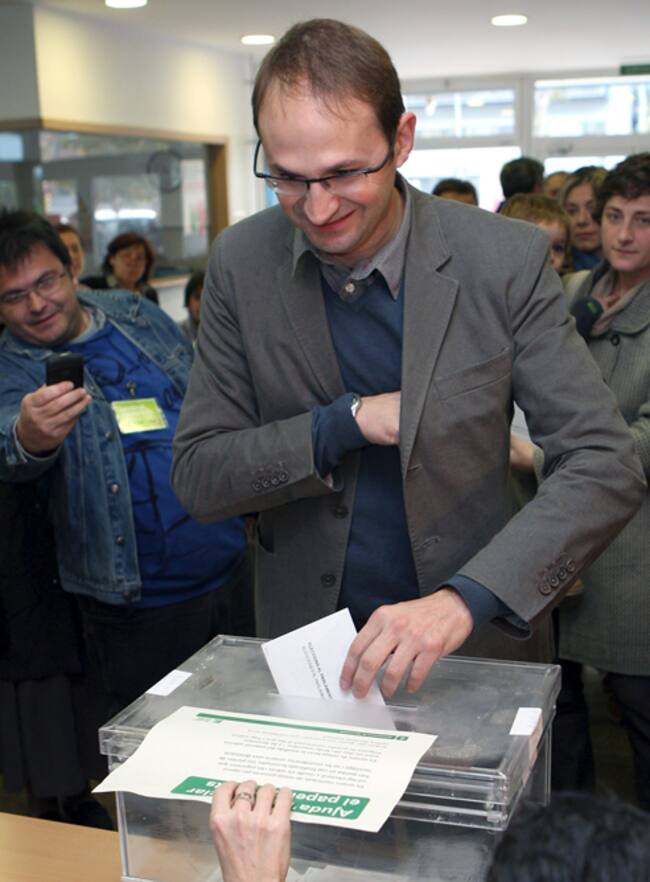 El candidato de Iniciativa por Cataluña los Verdes-Esquerra Unida Alternativa ( ICV-EUIA ) a la presidencia de la Generalitat, Joán Herrera, emite su voto esta mañana en la Escola Llacuna del barrio barcelonés del Poble Nou
