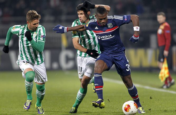Henri Bedimo controla el balón junto al defensa del Betis Juanfran Moreno.