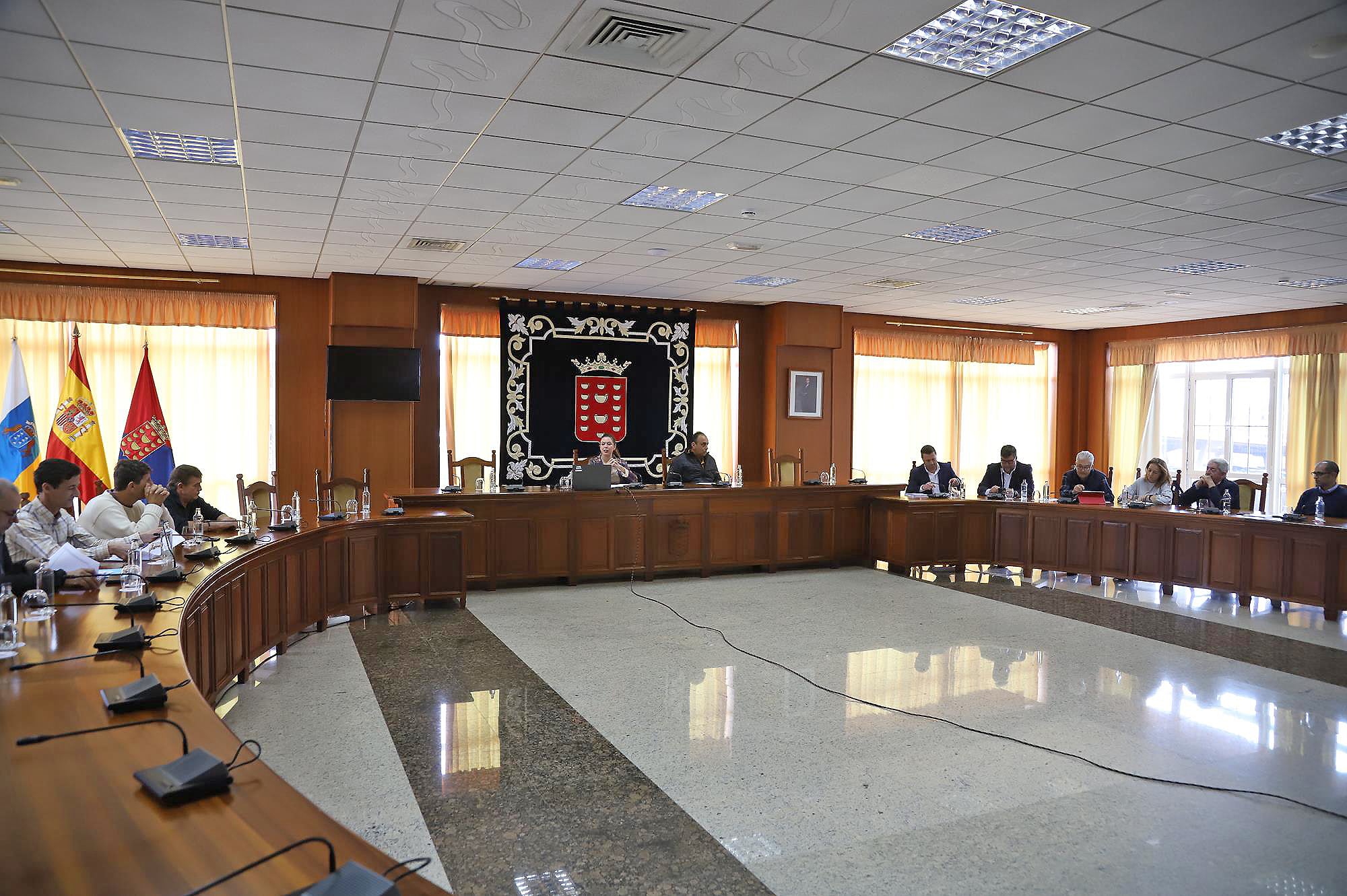 Reunión en el Cabildo de Lanzarote sobre el último proyecto de acuicultura presentado para instalar frente a la isla.