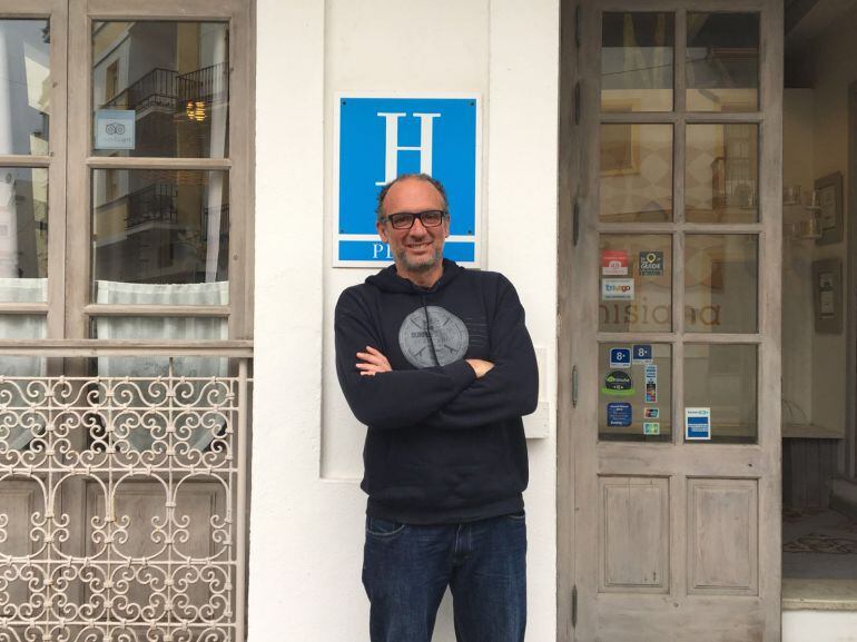 El portavoz de los hoteleros de Tarifa, Tomás Coloma, a las puertas de su establecimineto.