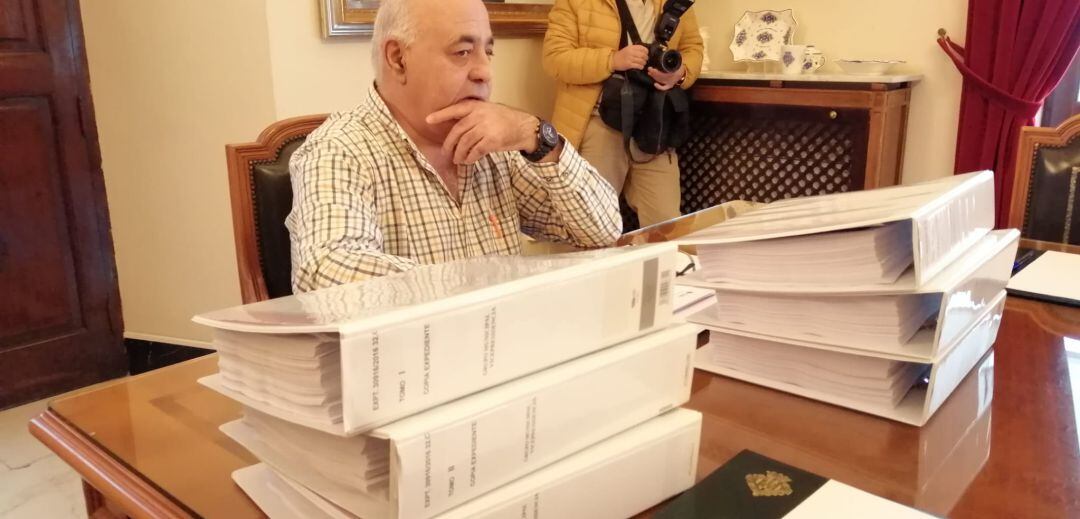 El presidente de la Comisión, Vicente Vidal,  ha recordado la importancia de custodiar el expediente por la ley de protección de datos