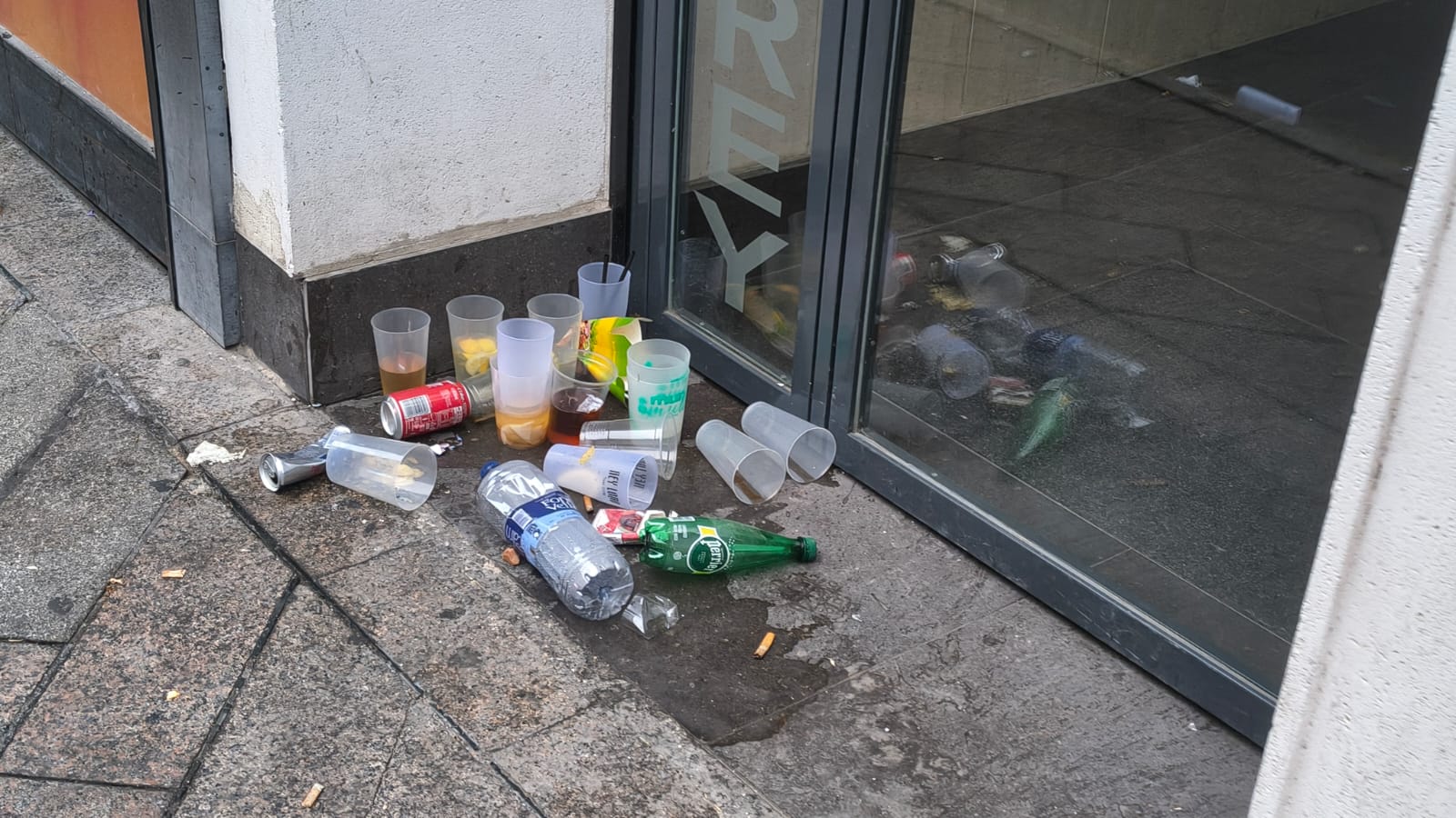 Suciedad en las calles tras el Entierro de la Sardina