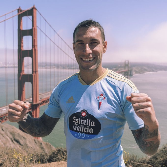 Hugo Mallo con la nueva camiseta del Celta