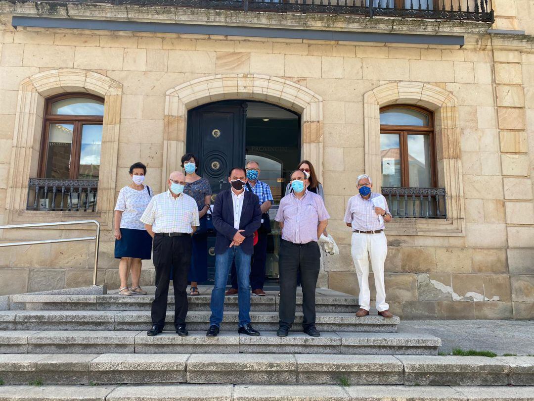 Representantes de las Casas de Soria junto al presidente de la Diputación provincial.