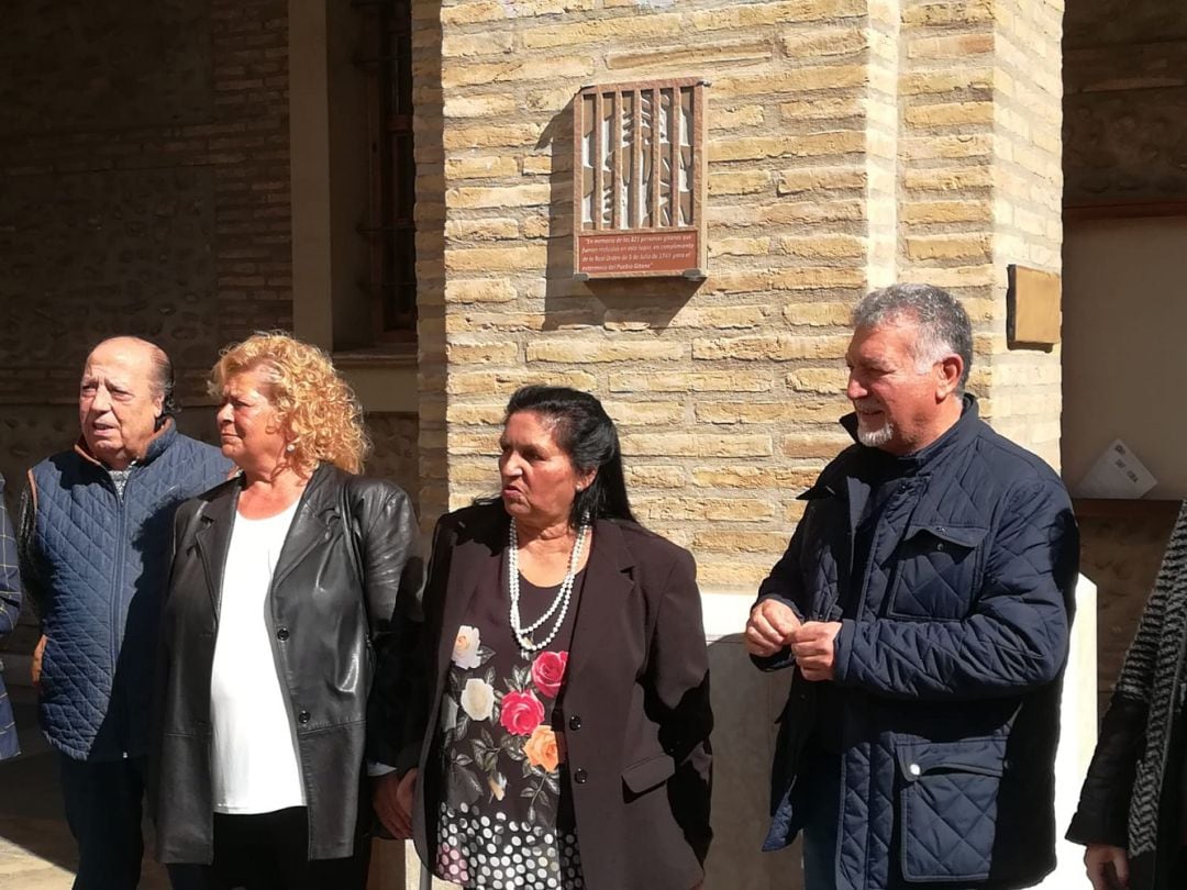 Descubrimiento de una placa, en uno de los patios interiores del edificio Pignatelli, para recordar a las 821 mujeres y niños gitanos que fueron encerrados por Fernando VI en 1749, en un intento de exterminio del pueblo gitano 